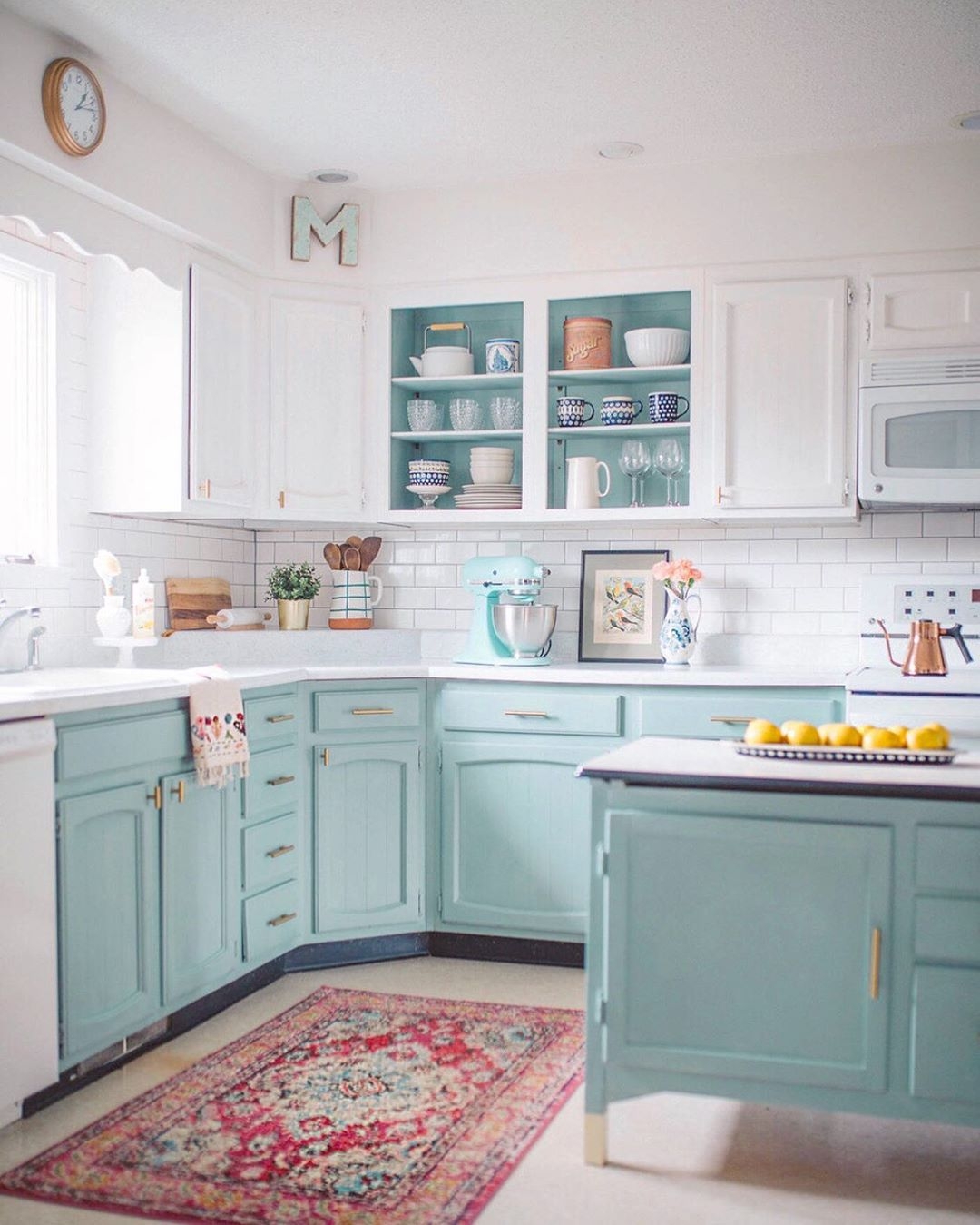 Với những căn bếp có gam màu trắng làm chủ đạo, bạn thử lựa chọn sơn tủ màu xanh bạc hà, gam màu như mang cả không khí tươi mát vào nhà của bạn