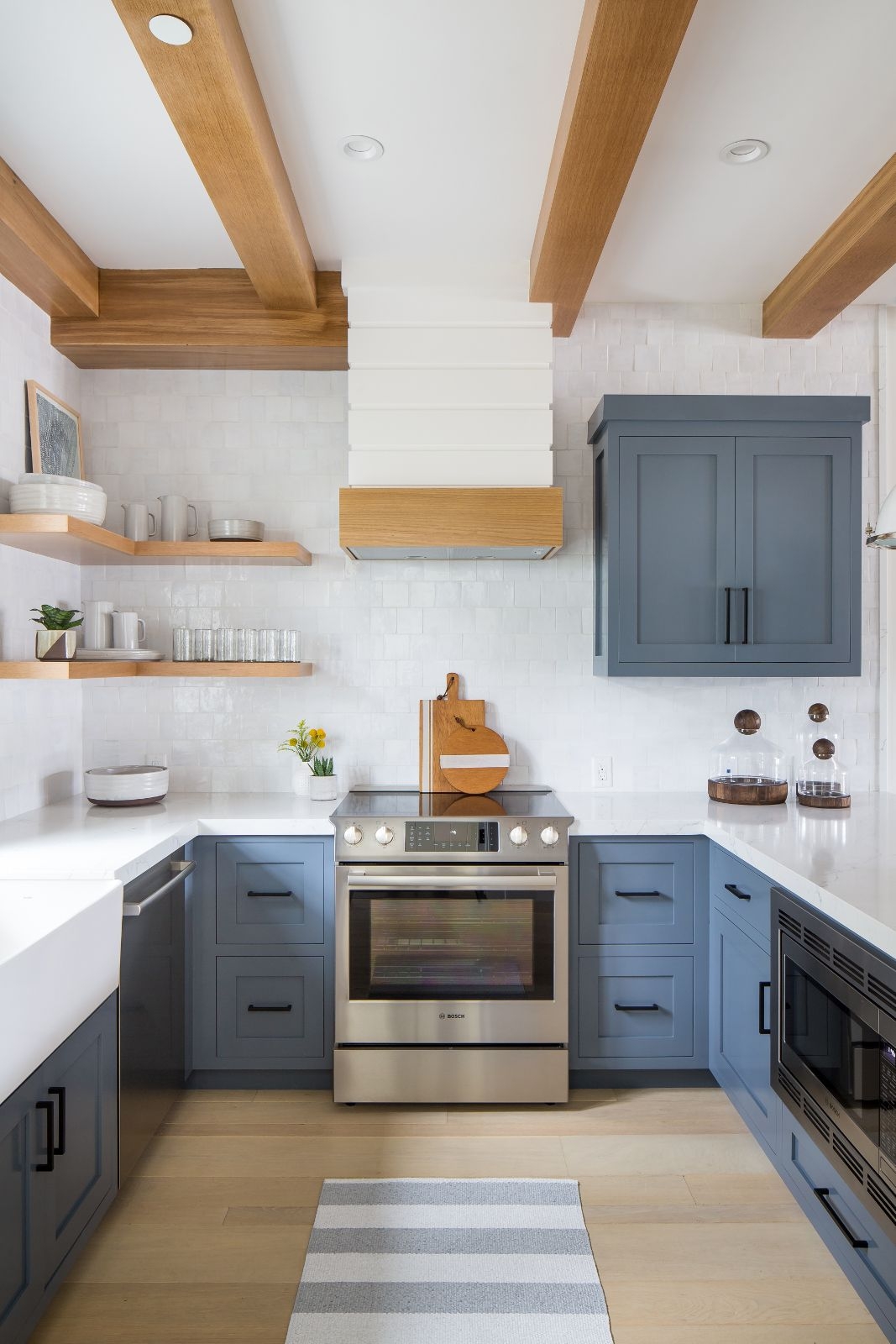 Hệ tủ bếp dưới có thể nên lựa chọn gam màu xanh xám, màu mang đến sự yên tĩnh, ấm cúng và hiện đại.
