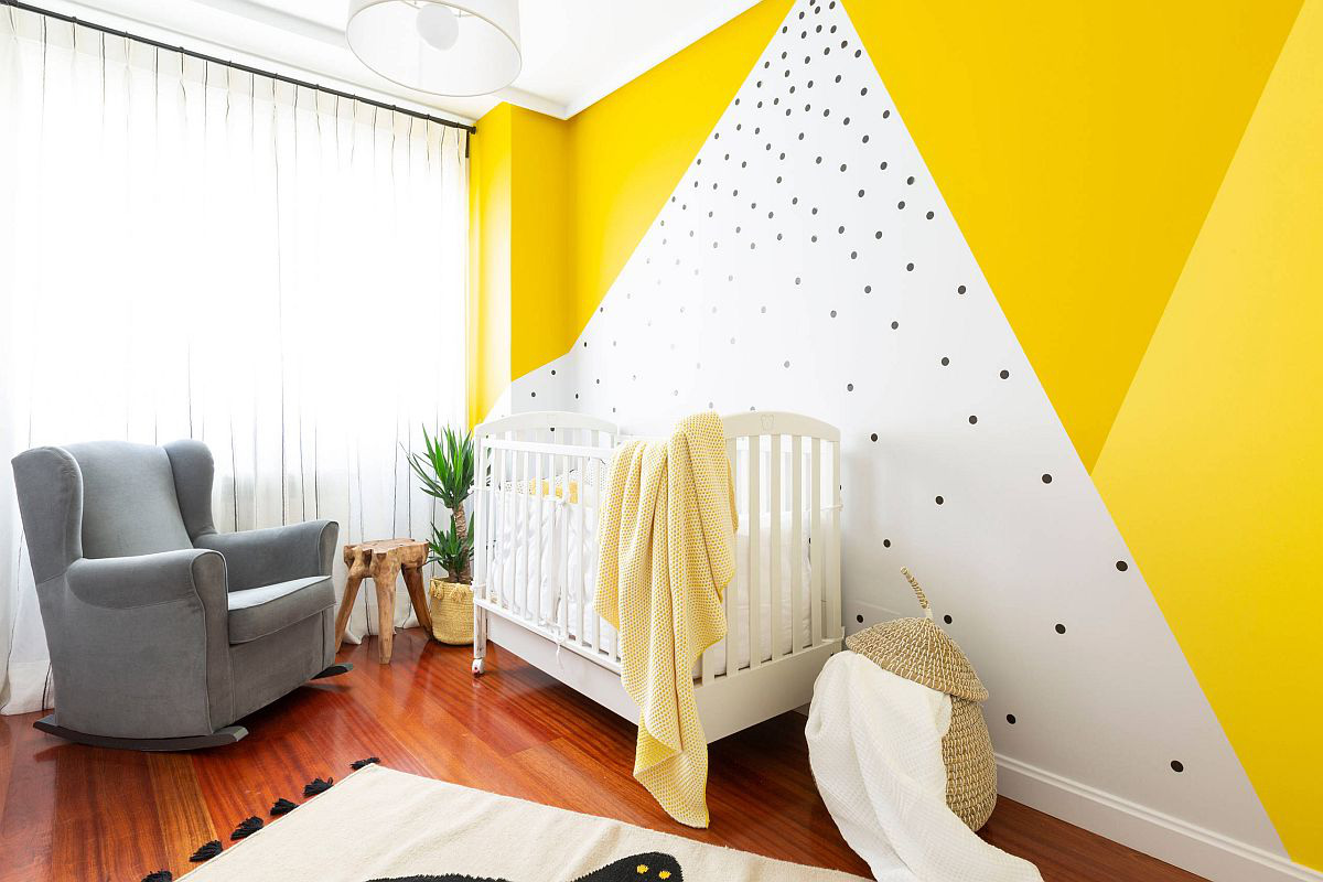 Phòng của bé theo phong cách bãi biển nổi bật với bức tường màu vàng trên gam màu trung tính