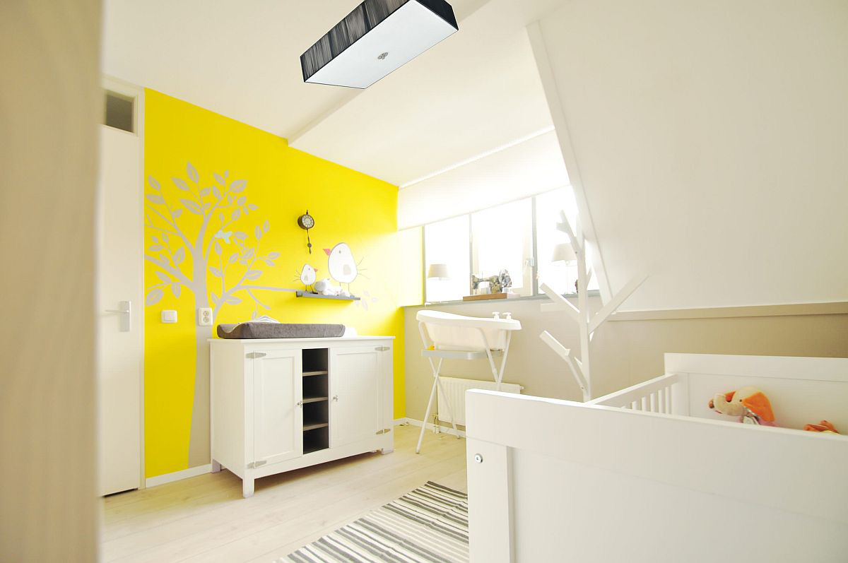 Căn phòng trung tính mang màu trắng tinh tế với bức tường màu vàng tươi