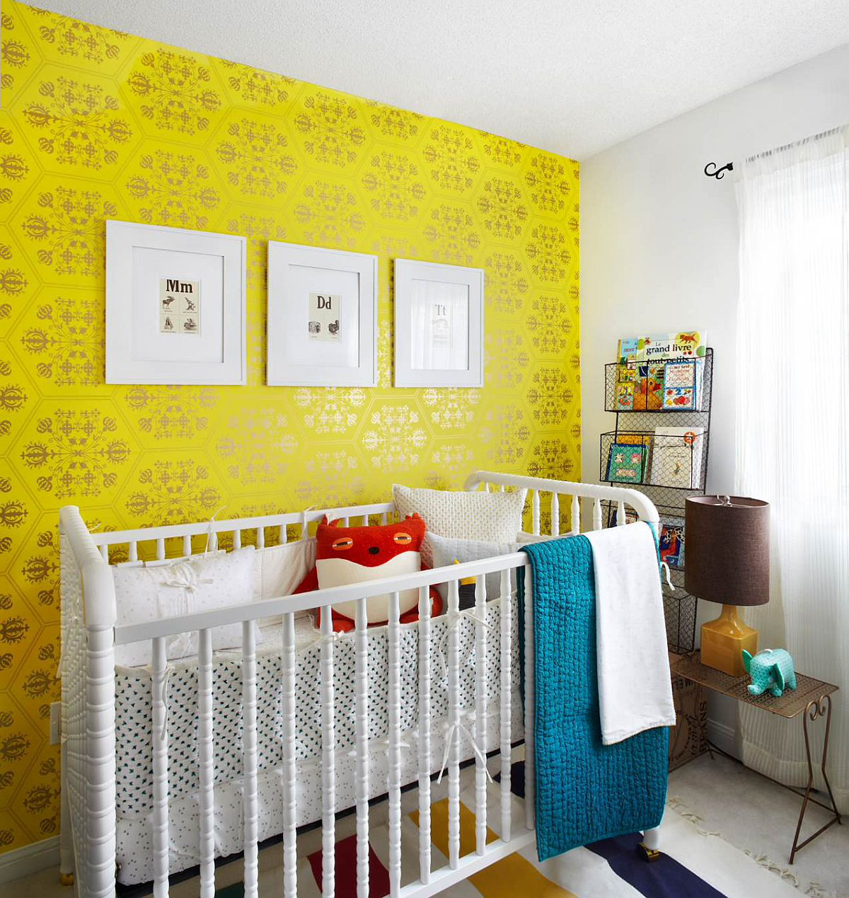 Giấy dán tường màu vàng đẹp mắt với họa tiết sang trọng cho căn phòng theo phong cách đương đại của bé trên nền màu trung tính
