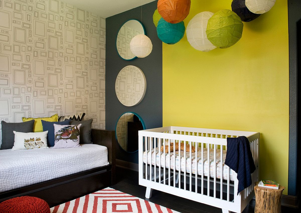 Màu vàng trên nền xám, kết hợp thêm tấm thảm ziczac trong căn phòng của bé trai