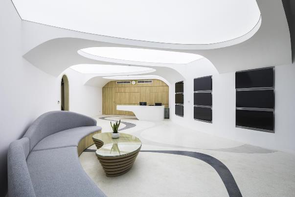 Phòng chờ được phối màu và đồ nội thất không khác gì phòng khách của một căn hộ “minimalist” với những đường bo tròn tinh tế và ánh sáng cũng được đánh khá hợp lý