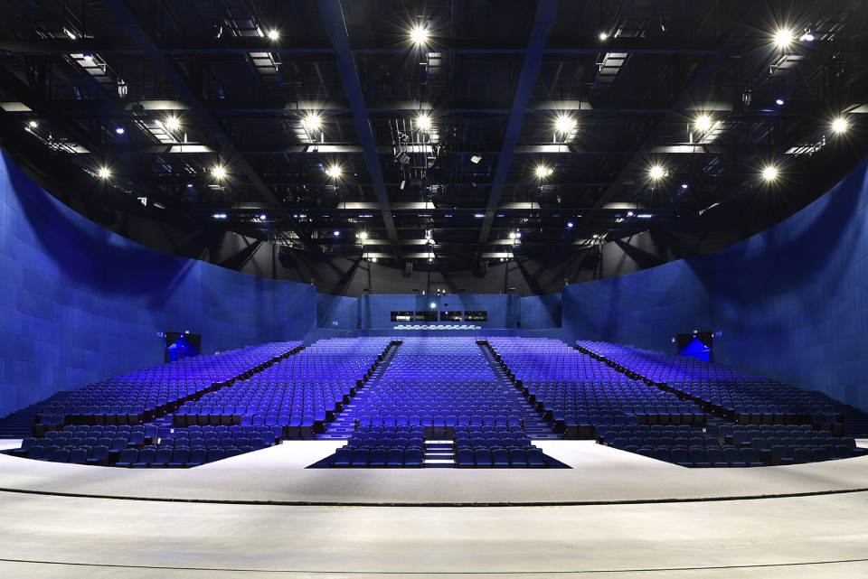 Ngoài thiết kế chuẩn mực, sức chứa 2.000 người, nhà hát Encore Melaka còn có khán phòng xoay 360 độ đầu tiên ở Malaysia