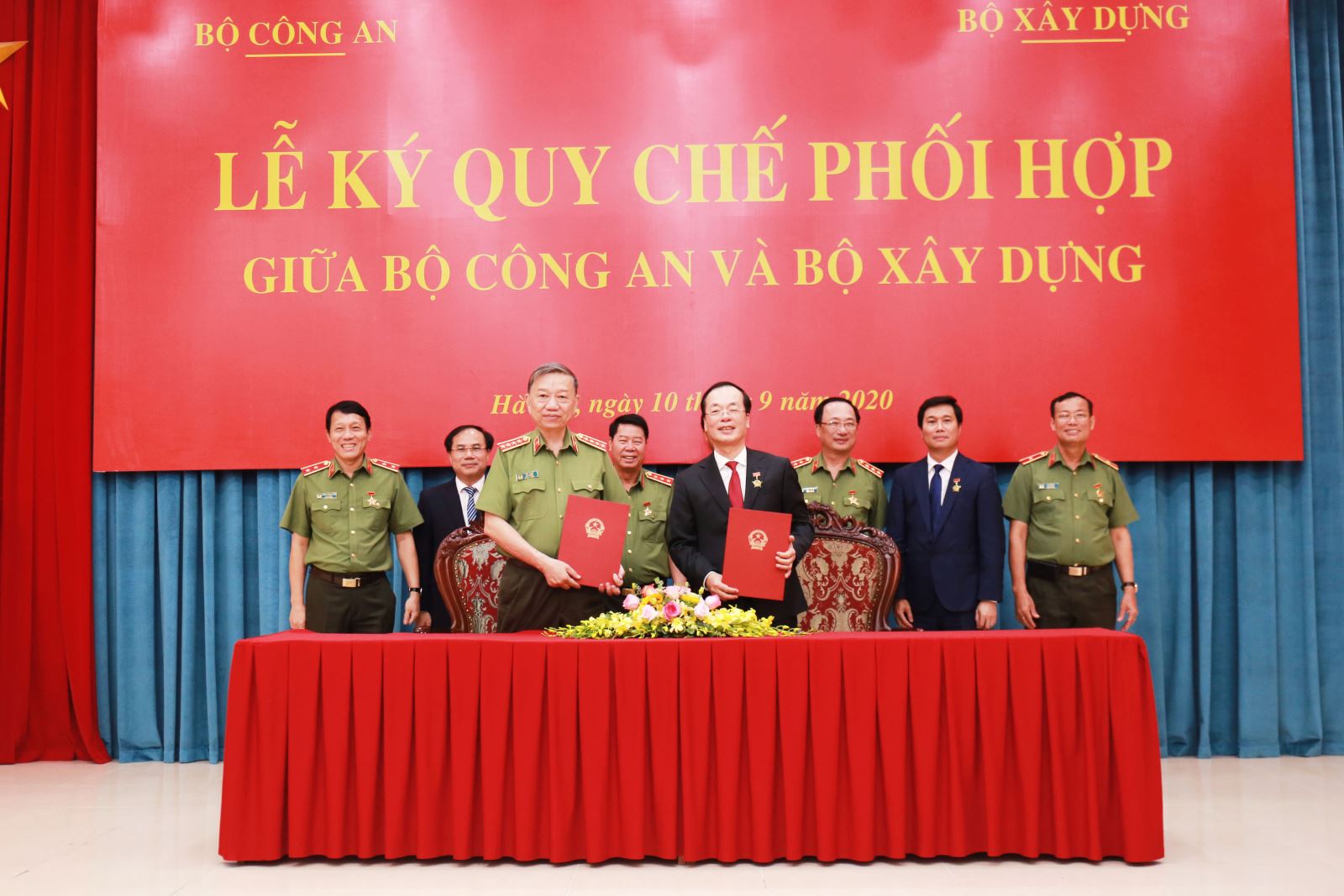 Bộ trưởng Phạm Hồng Hà và Bộ trưởng Tô Lâm ký kết Quy chế phối hợp giữa Bộ Xây dựng và Bộ Công an