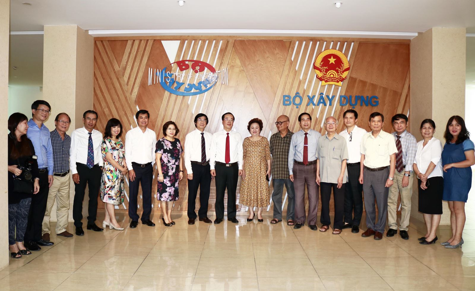 Bộ trưởng Phạm Hồng Hà, Thứ trưởng Nguyễn Tường Văn chụp ảnh lưu niệm cùng lãnh đạo Hội Quy hoạch phát triển đô thị Việt Nam