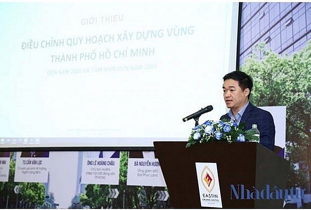 Tiến sỹ Nguyễn Anh Tuấn, Tổng biên tập Tạp chí Nhà đầu tư phát biểu khai mạc hội thảo. (Ảnh: Thế Toàn)