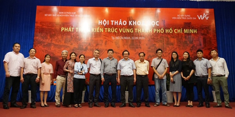 ThS.KTS Đỗ Thanh Tùng - Viện trưởng Viện Kiến trúc quốc gia (thứ 7 từ phải qua) chụp ảnh lưu niệm chúc mừng buổi hội thảo thành công tốt đẹp