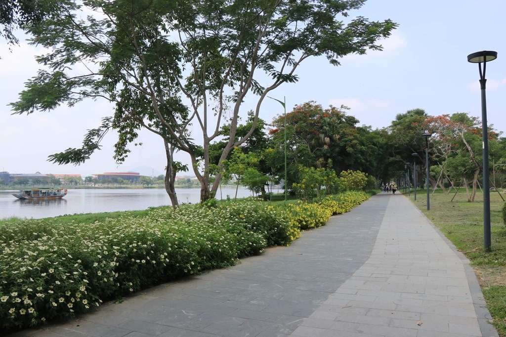 Tuyến đường đi bộ dọc sông Hương. Ảnh: Đỗ Trưởng/TTXVN