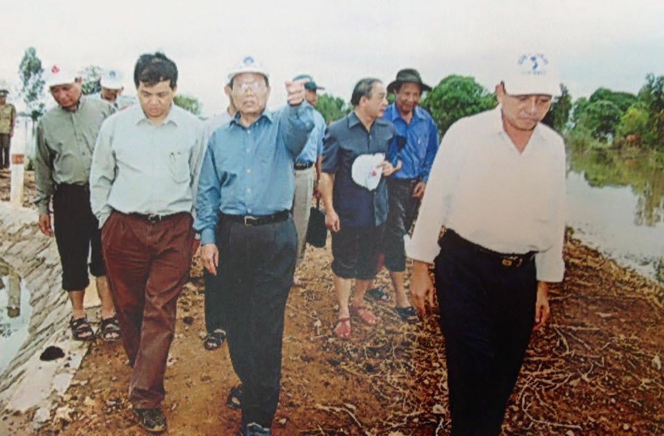 Tác giả (bên trái) đang tháp tùng Chủ tịch nước Trần Đức Lương, Bộ trưởng Lê Huy Ngọ, Chủ nhiệm Văn phòng Chủ tịch nước Nguyễn Cảnh Dinh và lãnh đạo địa phương đi khảo sát lũ năm 2000