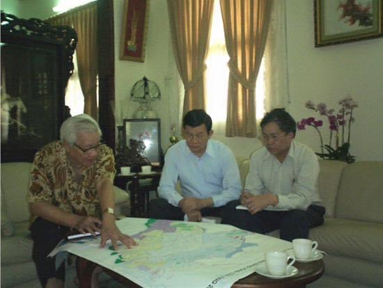 Ông Võ Văn Kiệt đang thảo luận với ông Trương Tấn Sang và tác giả Tô Văn Trường về chiến lược phát triển tài nguyên nước ở ĐBSCL