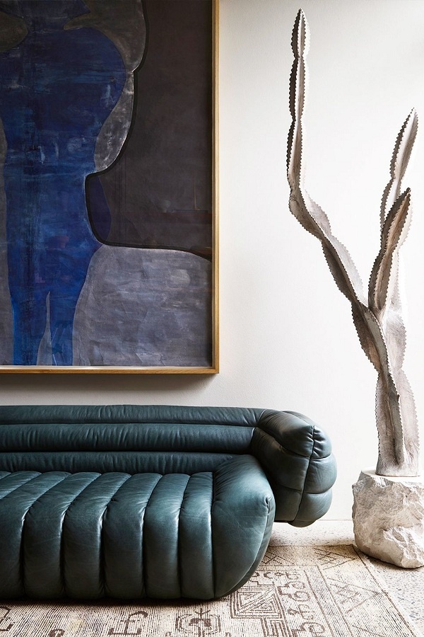 Ai nói rằng màu lạnh không thể phù hợp với mùa thu? Tác phẩm nghệ thuật màu xanh hoàng gia cùng chiếc ghế sofa màu xanh lam đậm mang đến không khí mùa thu cho phòng khách.