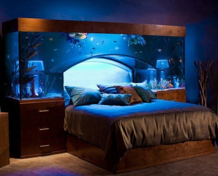 Như bạn đã biết, bể cá có tác dụng giúp con người thư giãn nên việc có một bể cá trong phòng ngủ như thế này cũng là ý tưởng không tồi.  