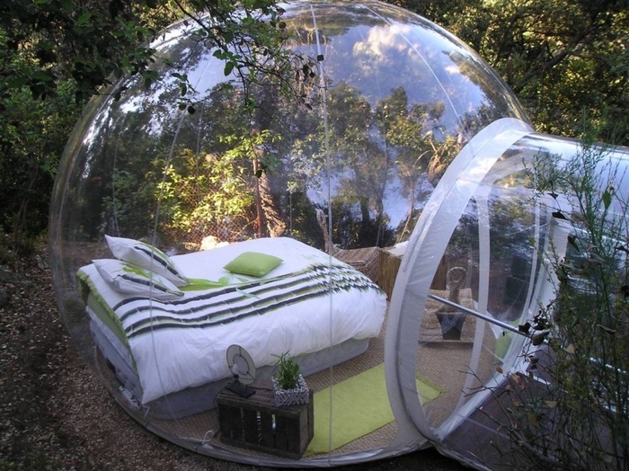 Để nói về phòng ngủ có vách kính thì đây cũng là một ý tưởng không tồi. Công trình này được thiết kế trong một bong bóng trong suốt được bao quanh bởi thiên nhiên, cây cỏ. 