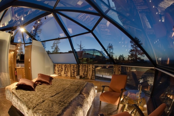 Đây là một căn phòng tại khách sạn Kakslauttanen ở Phần Lan. Nó có trần nhà hình mái vòm, với khung kim loại được bọc trong kính. Còn gì tuyệt vời hơn khi chúng ta vừa được thư giãn vừa chiêm ngưỡng các vì sao và bầu trời?