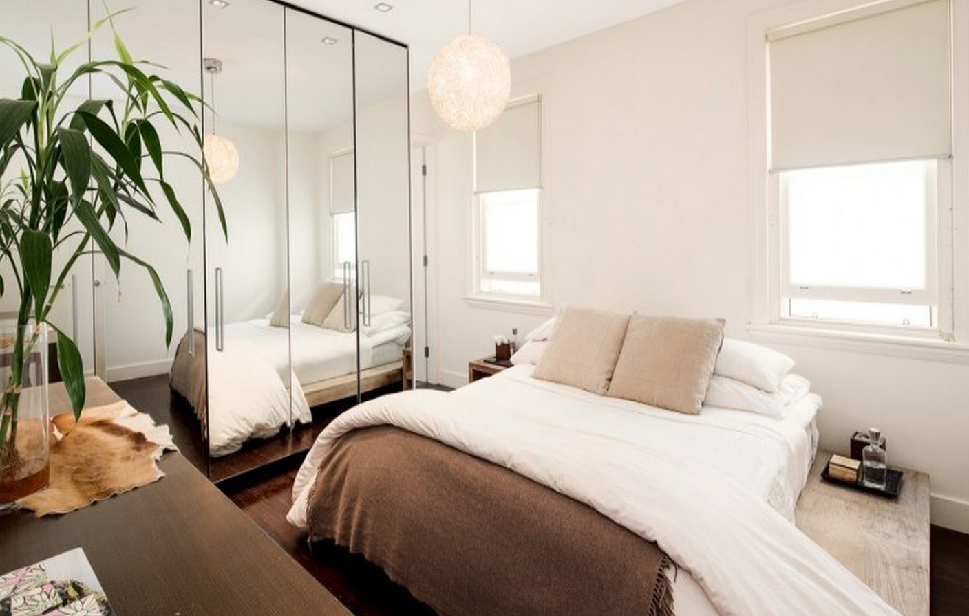 Những tấm gương cỡ lớn sẽ là cách đơn giản nhưng vô cùng hiệu quả để khuếch đại không gian căn phòng của bạn