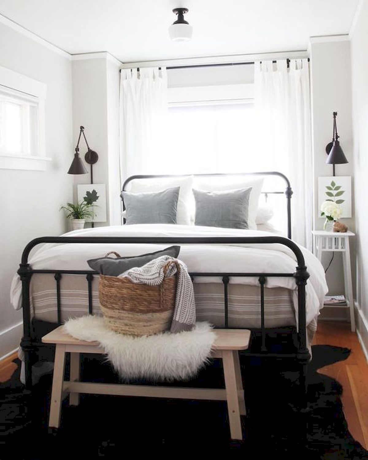 Những chiếc rèm mỏng màu trắng là lựa chọn hàng đầu cho những phòng ngủ nhỏ, bởi ánh sáng tự nhiên vẫn có thể len lỏi vào phòng, vừa mang lại vẻ đẹp tinh tế cho căn phòng