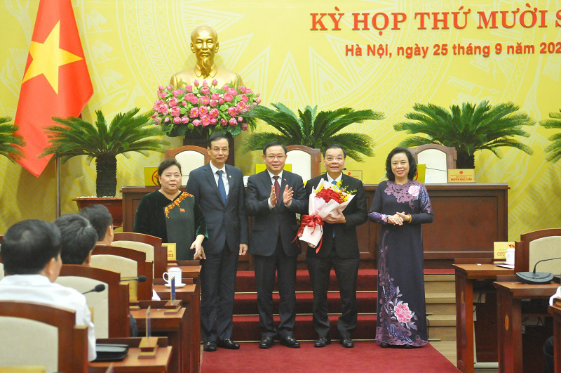 Lãnh đạo Thành ủy Hà Nội chúc mừng tân Chủ tịch UBND TP Chu Ngọc Anh. (Ảnh: T.An)