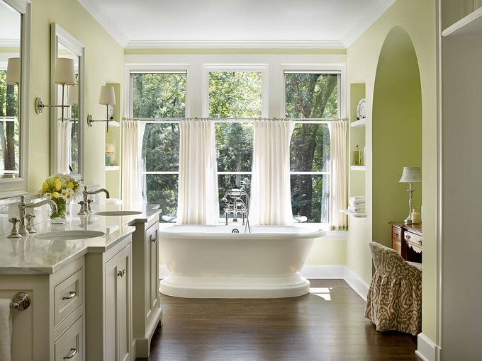 Những tấm rèm trắng đem đến cảm giác thanh lịch, yên bình, giúp ngăn chặn tia nắng mặt trời. Cửa sổ kết nối với thiên nhiên, sàn gỗ giúp phòng tắm ấm áp, sang trọng.
