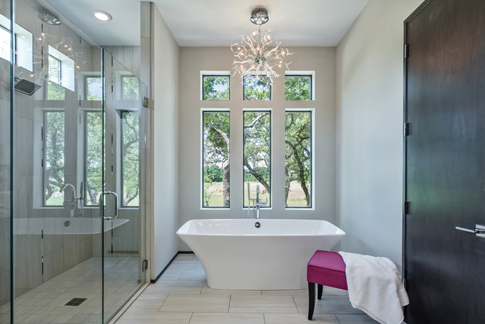 Cửa sổ kính hình vuông, hình chữ nhật là lựa chọn thích hợp với phòng tắm đặt bồn tắm đứng màu trắng. Cửa sổ giúp căn phòng có tầm nhìn đẹp, đón ánh sáng mặt trời.