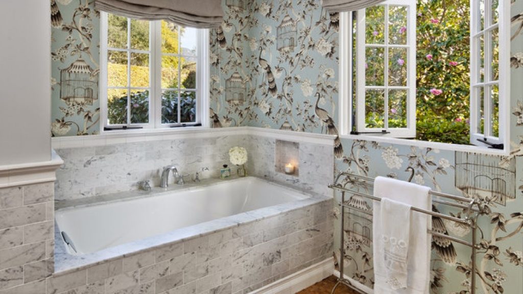 Không gian tắm trở nên bắt mắt hơn rất nhiều nhờ vào giấy dán tường phòng tắm chống nước