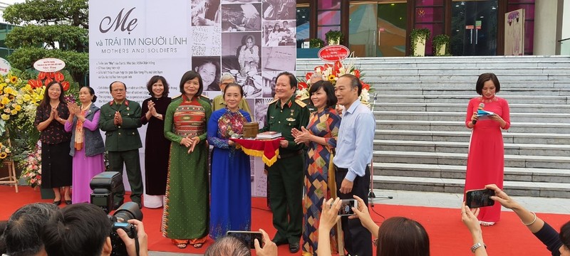 Thượng tướng Nguyễn Huy Hiệu, nguyên Ủy viên Trung ương Đảng, nguyên Thứ trưởng Bộ Quốc phòng trao tặng hiện vật cho Bảo tàng Phụ nữ Việt Nam