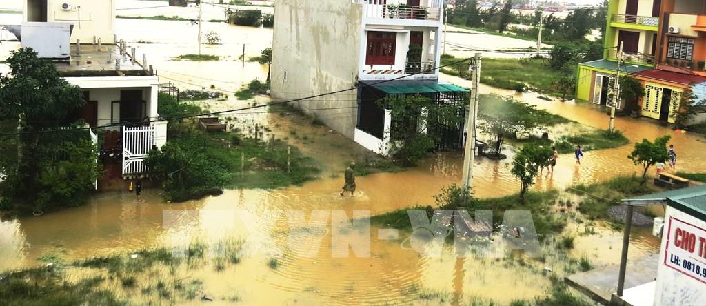 Nhiều khu dân cư trên địa bàn thành phố Đồng Hới (Quảng Bình) bị ngập lụt cục bộ sau đợt mưa lũ vừa qua. Ảnh: Võ Dung - TTXVN