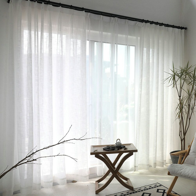 Vải voan mỏng là chất liệu vải rèm được ưa chuộng trong những căn phòng tối giản (Nguồn: Pinterest)