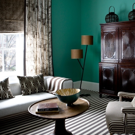 Đèn chụp có màu sắc, kiểu dáng phù hợp với phong cách bài trí nội thất giúp không gian phòng khách sang trọng hơn