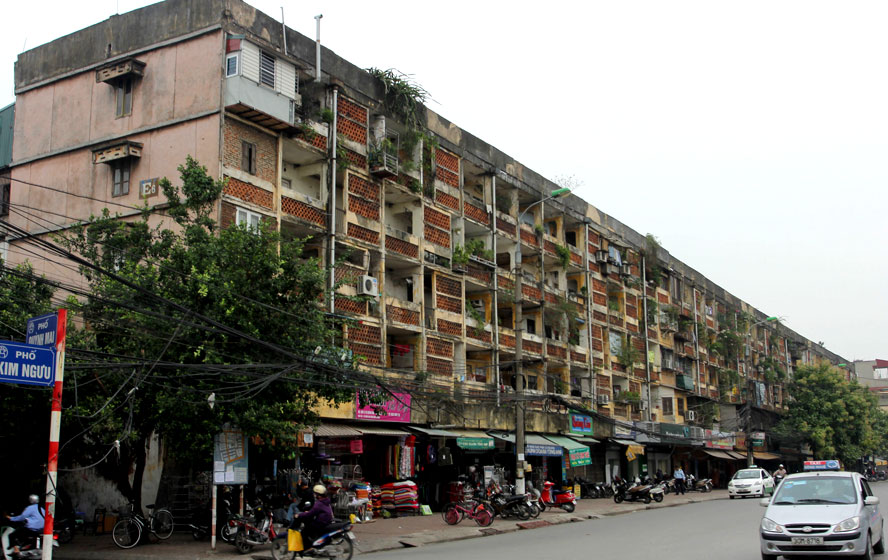 Thành phố Hà Nội có 1.579 chung cư cũ, nhưng đến nay mới có hơn 1% trong số này được cải tạo, xây dựng lại. Trong ảnh: Chung cư E6 Quỳnh Mai (quận Hai Bà Trưng) được xây dựng từ những năm 1960, đã bị xuống cấp nghiêm trọng. Ảnh: Công Hùng