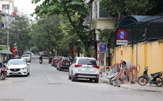 Tại phố Nguyễn Gia Thiều (Hà Nội), cả hai bên đường xe cộ đỗ choán hết lối đi, dường như biển cấm không có tác dụng. Ảnh: Báo điện tử Đảng Cộng sản Việt Nam