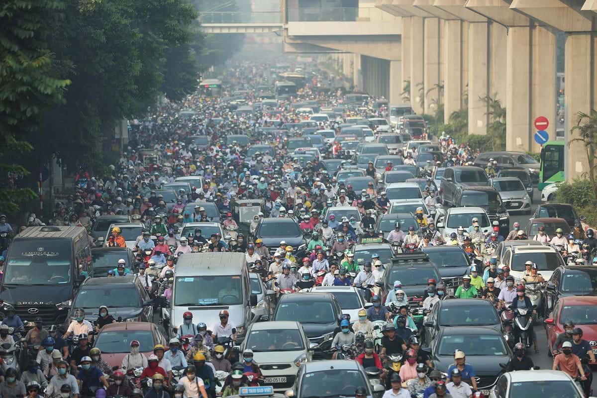 Để có đủ chỗ đỗ cho 1 triệu ô tô, 7 triệu xe máy,  Hà Nội cần 400 triệu mét vuông. Trong ảnh: Ùn tắc trên đường Nguyễn Trãi, cảnh thường thấy của giao thông Hà Nội do số lượng xe cộ gia tăng trong khi hạ tầng giao thông "chạy theo" không kịp. Ảnh: Vnexpress