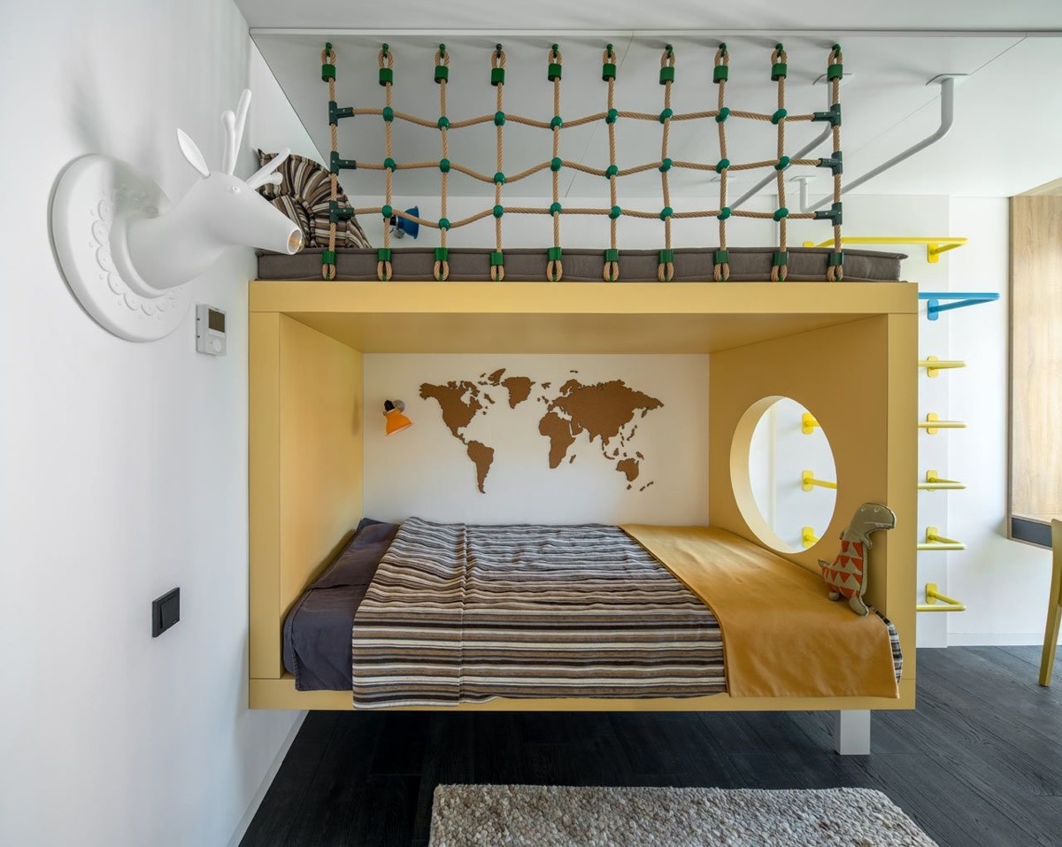 Khung giường màu vàng kết hợp với dây thừng đan lưới mang đến căn phòng ngủ thật phong cách