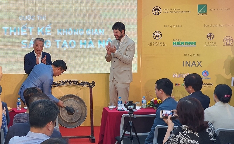 Chủ tịch Hội Kiến trúc sư Việt Nam,  TS.KTS Phan Đăng Sơn đánh cồng chính thức phát động cuộc thi 