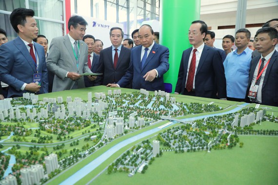 Thủ tướng Nguyễn Xuân Phúc tham quan Triển lãm các mô hình, công nghệ tiêu biểu cho đô thị thông minh