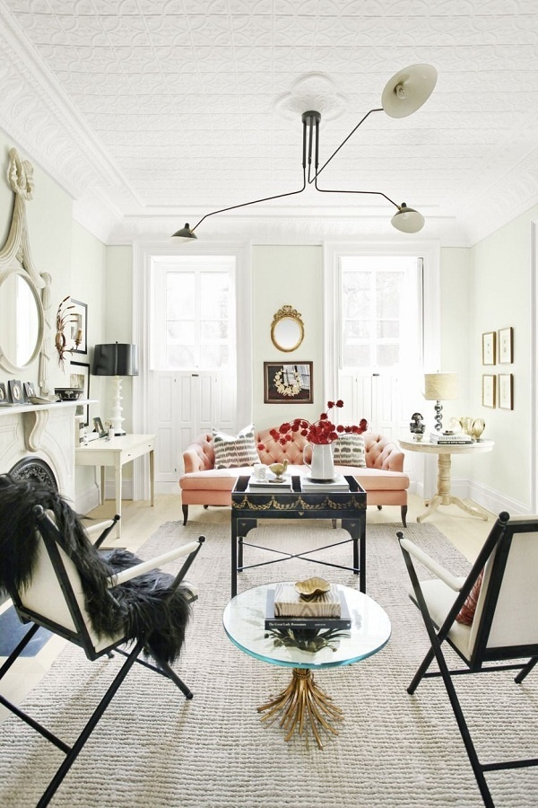 Những đồ nội thất tông màu đen – trắng bao gồm cả ghế, bàn và đèn giúp phòng khách sang trọng hơn hẳn