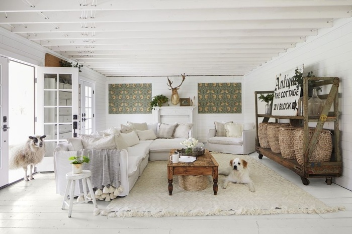 Sàn màu trắng kết hợp các đồ nội thất cổ và màu trung tính đem lại tổng thể tươi sáng cho phòng ngủ