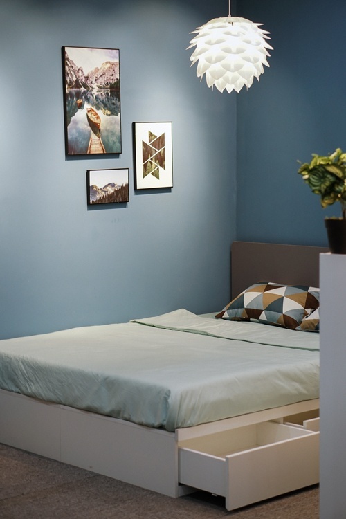 Căn phòng ngủ sơn màu xanh đậm rất phù hợp với gia chủ mệnh Thủy