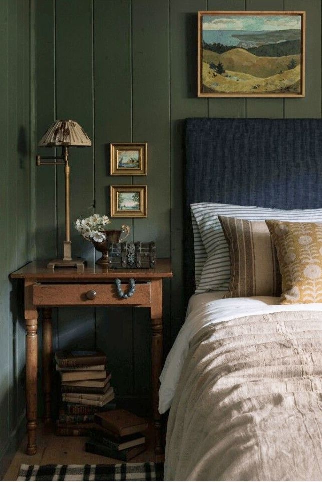 Phòng ngủ này được sơn màu xanh kaki, lấy cảm hứng từ thiên nhiên. Xanh kaki tôn lên tất cả các gam màu khác được sử dụng trong phòng ngủ và tạo ra một tổng thể đẹp mắt.