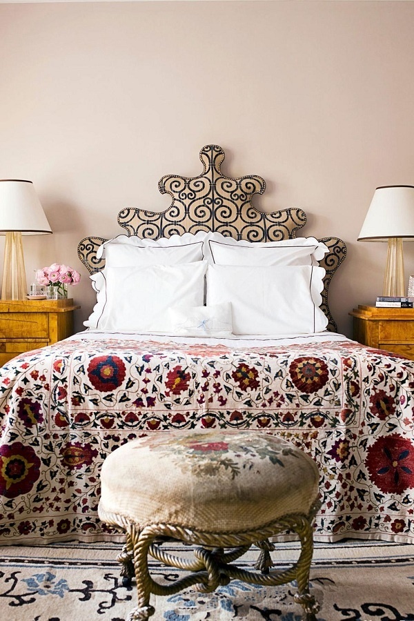 Màu hồng phấn mang đến sự thư thái, cảm giác ấm áp, thân thiện cho phòng ngủ. Gam màu này còn giúp những món đồ nội thất có hoa văn, họa tiết càng thêm nổi bật.