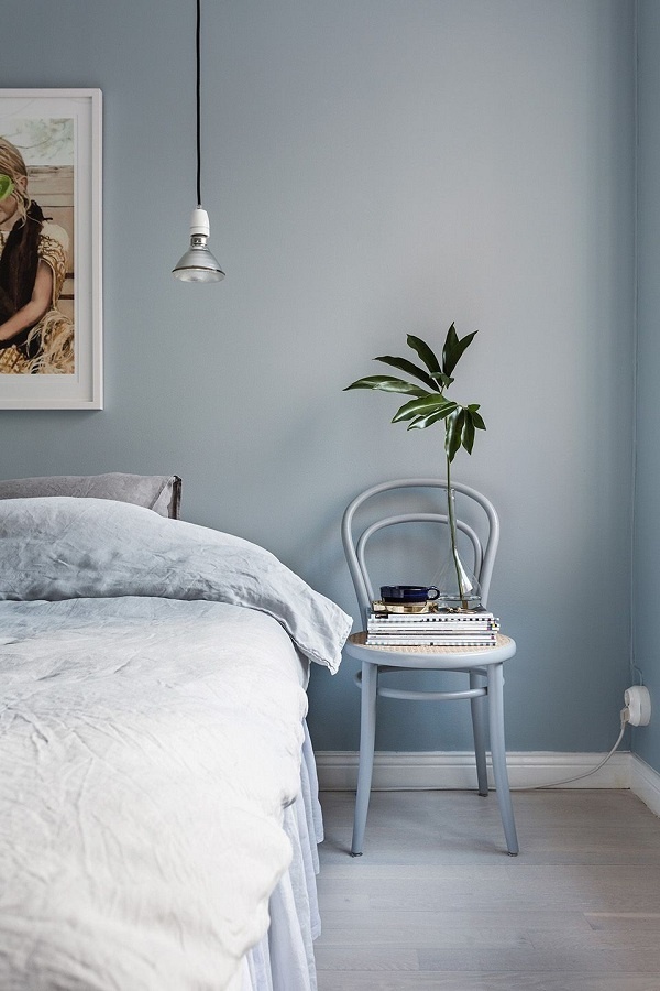 Màu xanh dịu nhẹ tạo cảm giác như được hít thở không khí trong lành khi bạn bước vào phòng. Nó mang đến không gian thanh tao, mơ mộng. Bộ khăn trải giường bằng vải lanh và chiếc ghế làm điểm nhấn bên bàn giúp phòng ngủ sang trọng hơn hẳn.