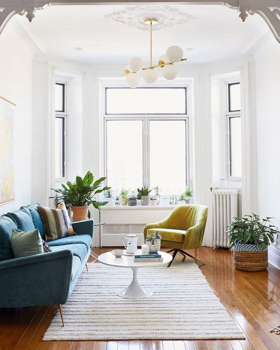 Bộ sofa có màu sắc rực rỡ đã tạo được điểm nhấn cho cả căn phòng (Nguồn: Pinterest)