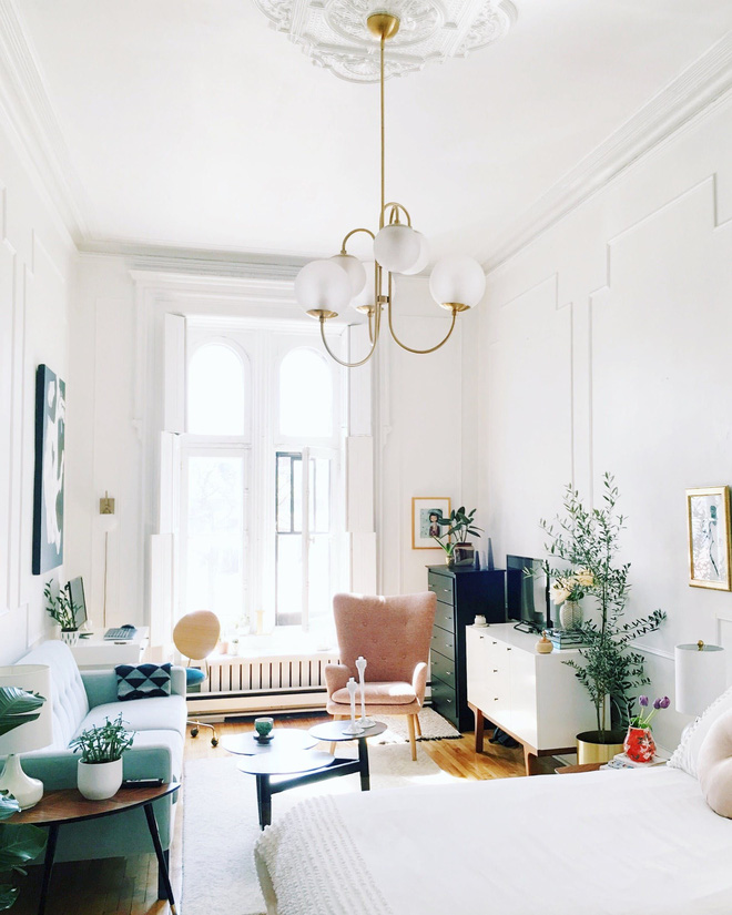 Chiếc sofa màu xanh da trời kết hợp với tông màu trắng của căn phòng tạo nên tổng thể hài hòa chuẩn không cần chỉnh (Nguồn: Pinterest)