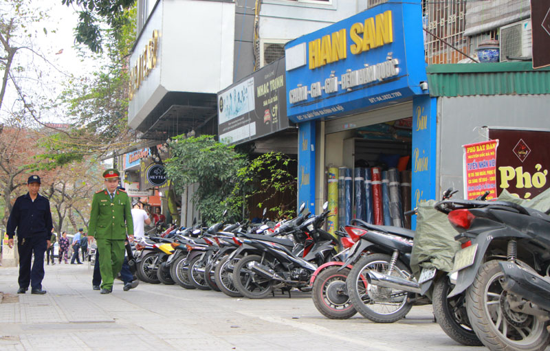 Lực lượng chức năng tuần tra, kiểm soát trật tự đô thị trên địa bàn quận Ba Đình. Ảnh: Chiến Công