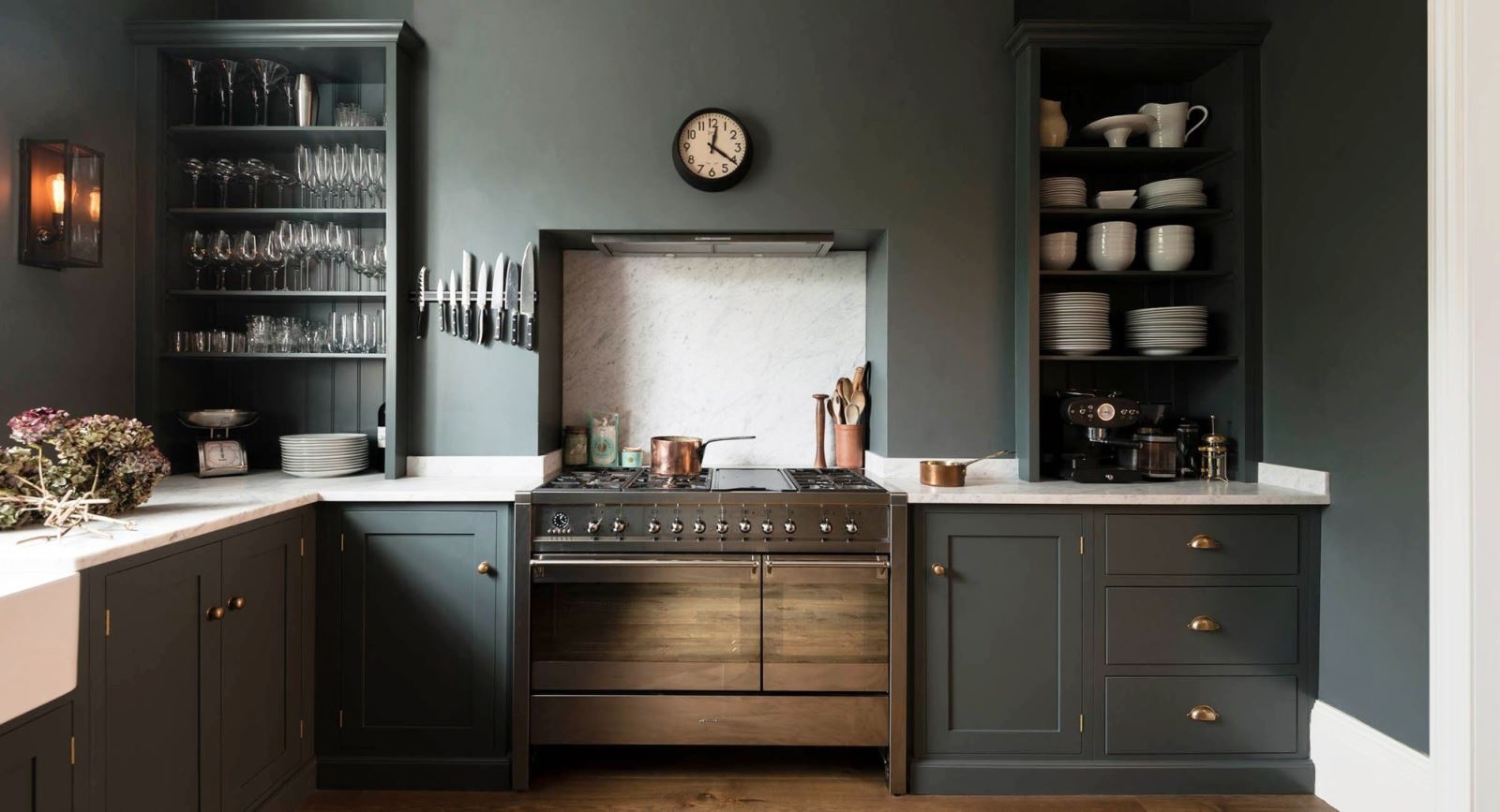 Xu hướng sử dụng màu tối cho nội thất nhà bếp trở nên thịnh hành hơn bao giờ hết, đặc biệt là hai màu đen và xanh navy.