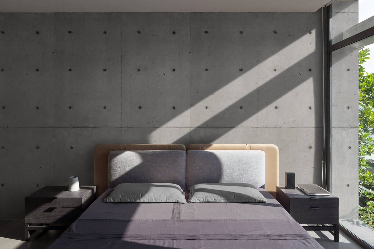 Nội thất trong phòng ngủ cũng mang sắc độ trung tính để tạo nên một tổng thể nhẹ nhàng