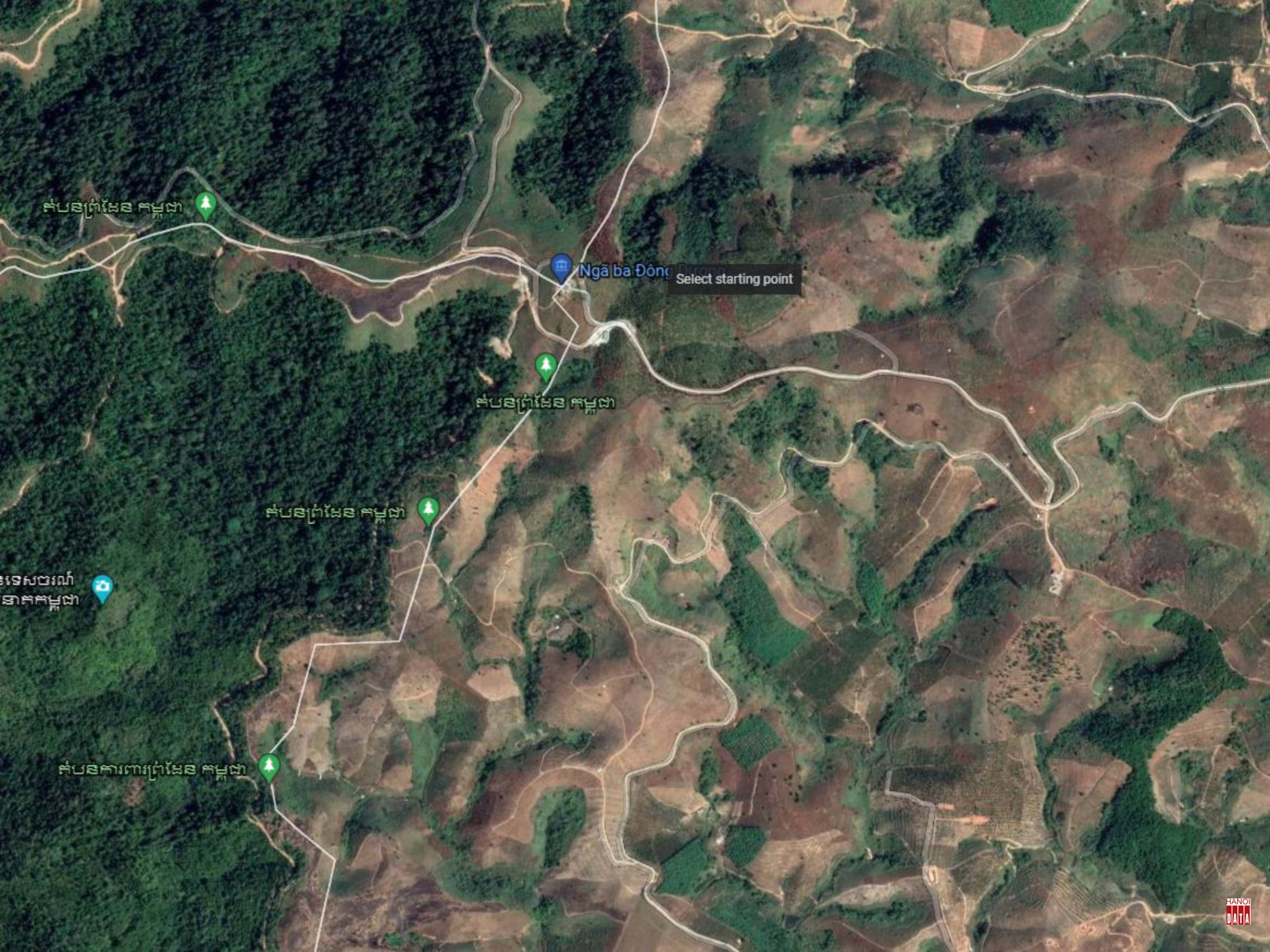 Phóng to khu vực 6 km2 rừng bị phá trụi chỉ còn ruộng đất đỏ. Nguồn: Google Earth; Đường biên giới chỉ để tham khảo