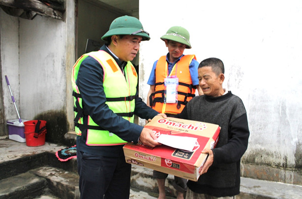 Thứ trưởng Lê Quang Hùng trao một số suất quà đến người dân xóm 1 - xã Châu Nhân