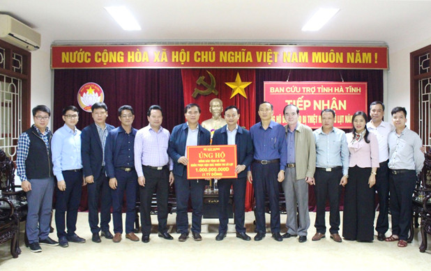 Bộ Xây dựng trao tặng UBMTTQVN tỉnh Hà Tĩnh 1 tỷ đồng gửi đến người dân bị thiệt hại do bão lũ