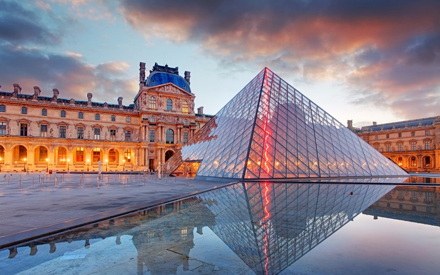 Kim tự tháp kính ở bảo tàng Louvre được ví như kỳ quan nghệ thuật giữa lòng Paris